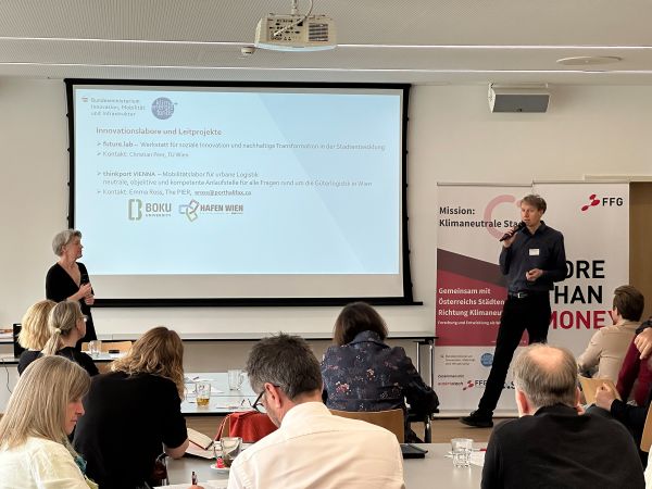 Vortragende und Publikum