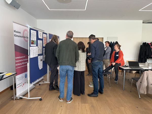 Austausch bei den Posterwänden