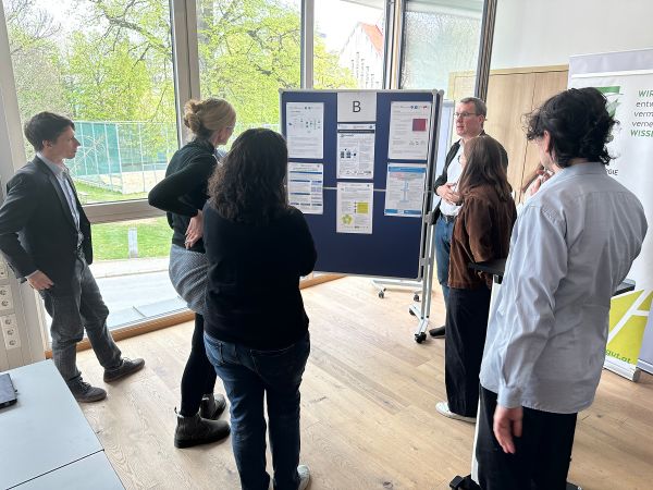 Austausch bei den Posterwänden