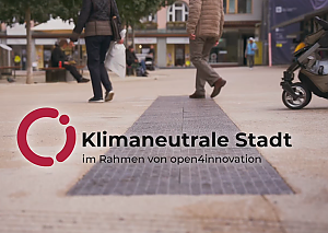 Gepflasterter Platz in einer Stadt, auf dem Menschen gehen