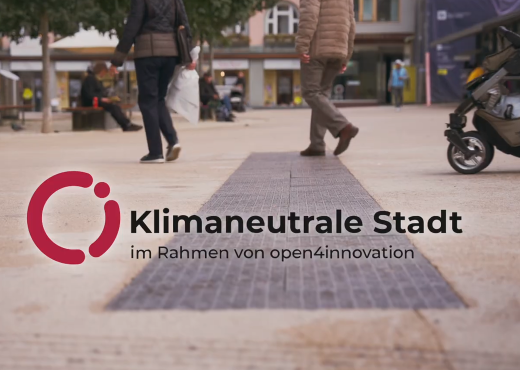 Gepflasterter Platz in einer Stadt, auf dem Menschen gehen