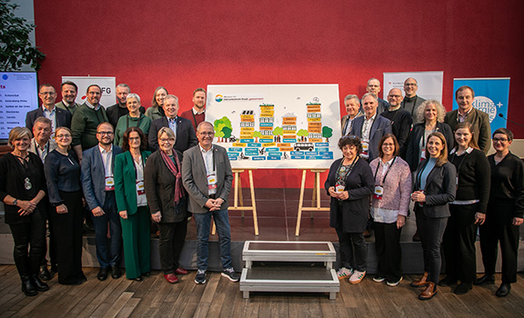 Gruppenfoto mit den Vertreter:innen der Pionierstädte